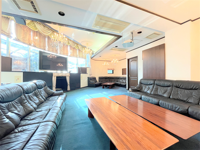 明るい陽射しが射し込むLDK◎
解放感あるリビングで友人を招いてホームパーティーなどできそうです。