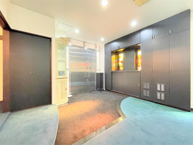 玄関には収納棚が設置されています。
家族全員分の靴など片付けておけるので
スッキリとした空間を保てます◎