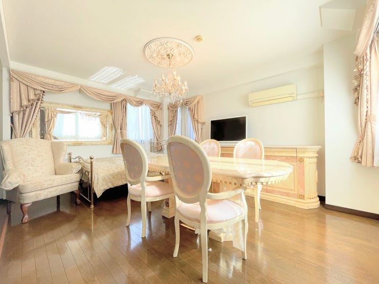 【2階12帖洋室】
特別な時間を過ごせる、ラグジュアリーな空間です。