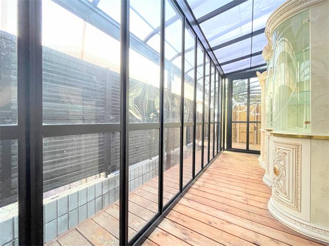 光あふれるサンルームスペース◎
ガラス張りの開放的な空間で、季節の移ろいを感じながらくつろげます。
ティータイムや読書、観葉植物の育成にもぴったり。