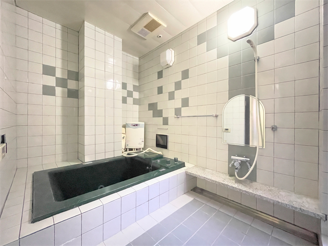 広めの浴槽でゆったりと湯に浸かり、1日の疲れを癒せます。
清潔感と重厚感を兼ね備えた快適な空間です。