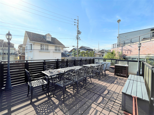 【駐車場上テラス】
青空のもと、家族や友人とゆったり過ごせる贅沢な空間。
屋外シンク付きで、アウトドアリビングにも最適です。