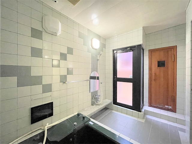 サウナ室ついてます♪
心地よいリラックスタイムを過ごせる、落ち着きのある浴室です。