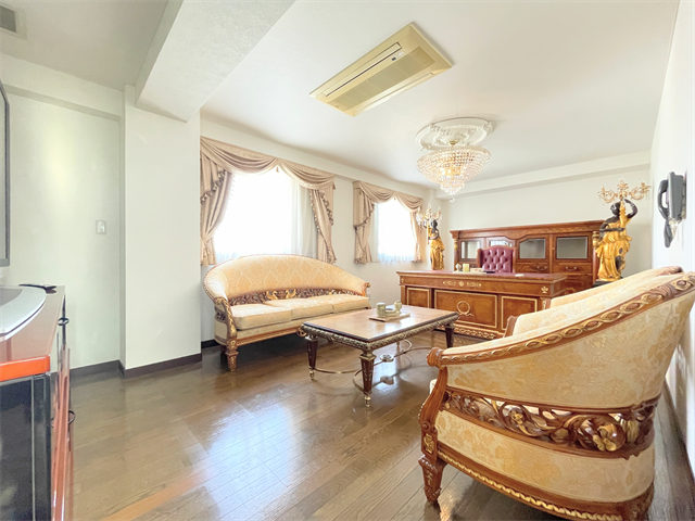 【2階14帖洋室】
やわらかな日差しに包まれる素敵な一室。