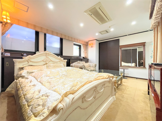 【1階12帖洋室】
壁の色、照明や家具をこだわれば
ゆとりのある快適な自由空間づくりができます。