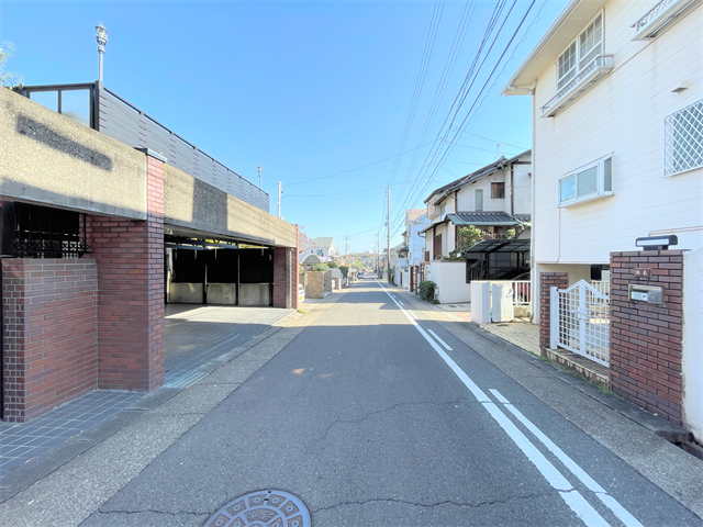 幅員約6mの前面道路です。道路幅にゆとりがあるので、車種を選びません。大きめの車を乗りたい方にもオススメです。