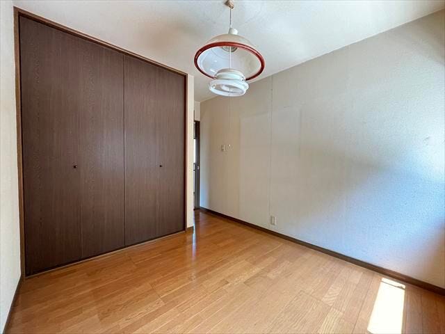 3階5帖:明るく、収納スペースも完備された洋室は、子供部屋としても、寝室としてもお使い頂けます