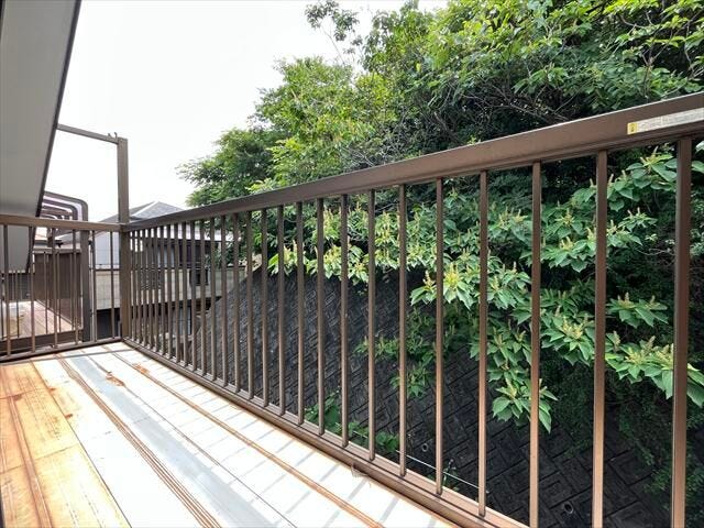 採光・通風に優れた南面バルコニー。外からの視線を気にすることなく過ごせます。