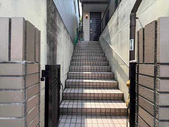 玄関までのアプローチ階段です。小さなお子様やペットが道路に飛び出すことを防げます。