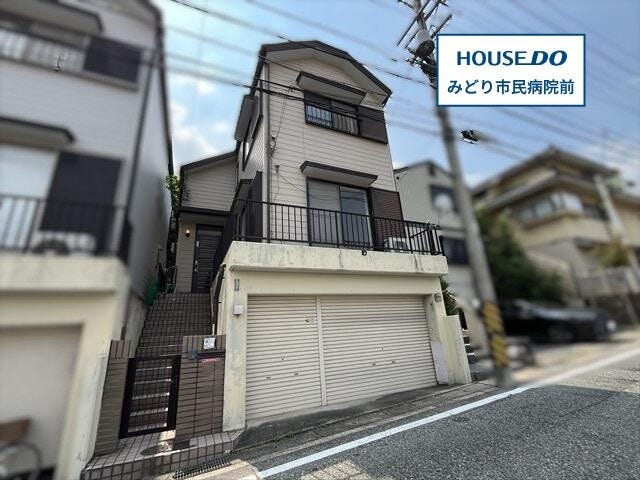 【外観】
1階部分は車庫付きの3階建て住まいです。
JR東海道本線/大高駅 徒歩約10分、名鉄名古屋本線/鳴海駅 徒歩約12分。