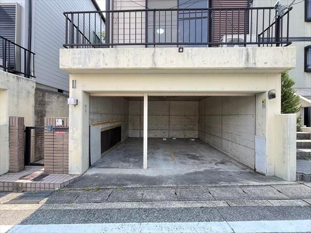 ◆車庫◆1階部分はシャッター付きの車庫となっています。車以外にも、自転車や趣味の道具など。。外部に置きたいものを濡らさずに収納できます◎