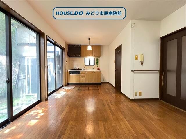 大きな窓から陽光がふりそそぐ明るい空間です。