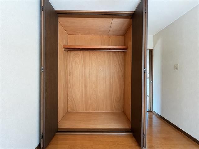 3階5帖:大きめのクローゼットがついています。引き出しタイプの家具を入れれば、ハンガーにかけれない物もスッキリ収納できます◎