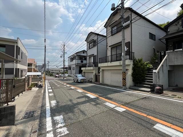 この先の道路沿いに「スギドラッグ 鳴海南店」があり、お買い物に便利です。