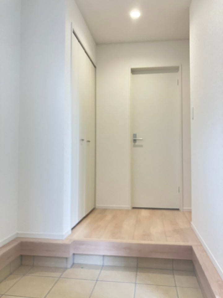 家族用玄関。
玄関は広々しているので、除雪グッズや冬タイヤ―の保管場所、ベビーカー置き場に最適なスペースです♪
玄関に入ってすぐ洗面所なので、外から帰ってすぐにお手洗いができ清潔感アップ(⌒∇⌒)