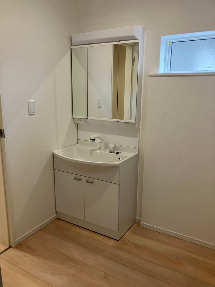 洗面所は入口を2つ設けており、出入りしやすく生活がしやすい作りです。