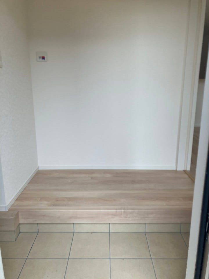 来客用玄関。
生活感を見せないつくりがポイントです★