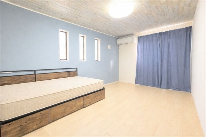 2面採光で明るい洋室。
寝室や子ども部屋として使いやすい一室です。