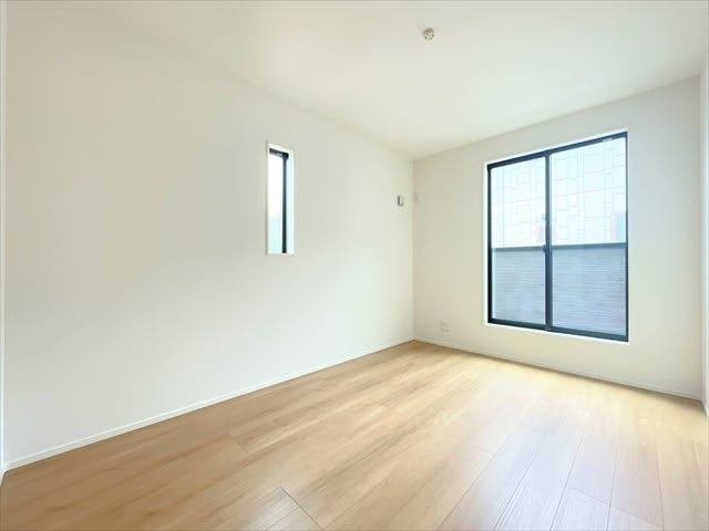 バルコニーに面したお部屋です。
お天気のいい日にはたっぷりと陽を取り込むことができ、
ベッドの上のお布団もふかふかになりそうですね。