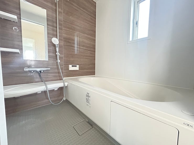 浴室乾燥付きで雨の日や冬のお洗濯物も安心です!
また追い焚き機能も付いているので浴室に行く手間が省けてお好きなタイミングで入浴できます♪