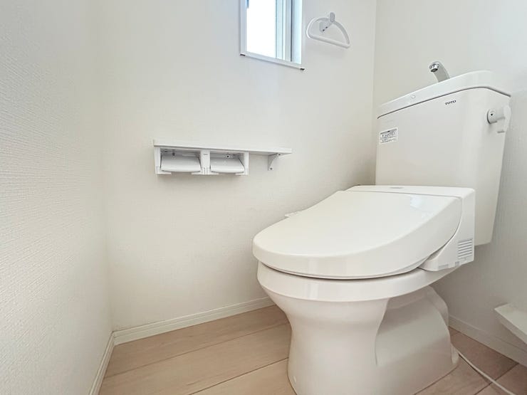 温水洗浄便座付きで年中快適にご使用いただけます♪窓から光も入り、換気も簡単に行えます♪