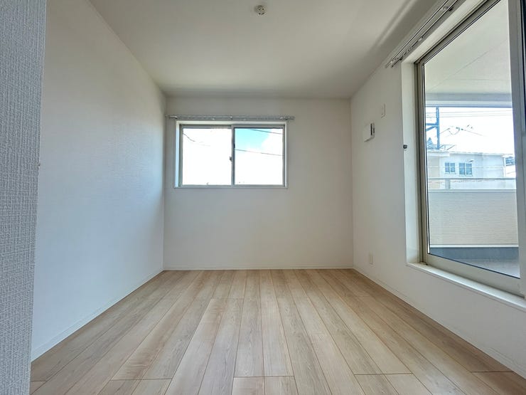 各居室の収納スペースに使わない荷物をしっかりと仕舞えるのでベッドを置いても狭くありません♪