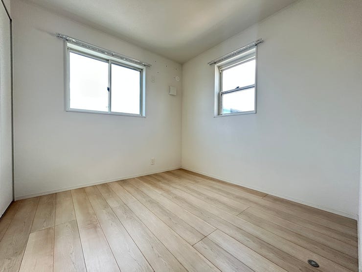 2方向の窓で、こもりがちな空気の入れ替えもバッチリ♪