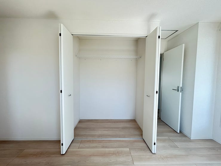 ハンガーパイプ付きで、コートやワンピースもシワにならずキレイに収納!