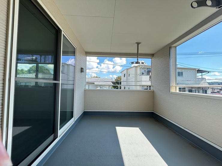 インナーバルコニー。
洗濯物が濡れにくく、雨が降っても安心です。
家庭菜園やベンチをおいての読書など、趣味のスペースにも最適です◎
