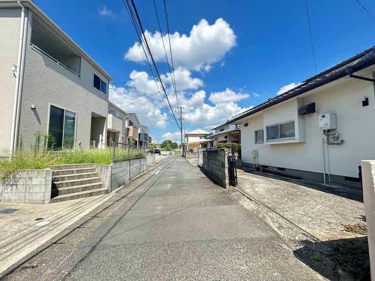 周辺は静かで落ち着いた雰囲気の住宅街です。