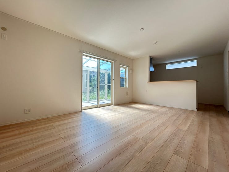 人気の対面キッチンに家具の配置がしやすく広々としたリビングです。