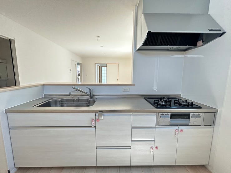 料理をカウンター越しに受けとって頂き、テーブルで囲む素敵な時間を存分に♪