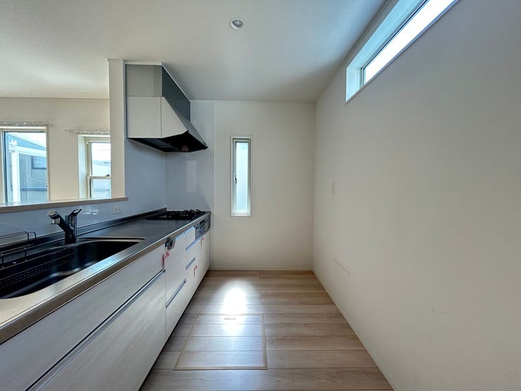 スライド収納で、出し入れ簡単◎
収納豊富で、調理道具や食器類もスッキリ整理可能。