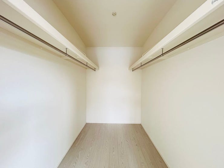 ◇主寝室のウオークインクローゼットは広めなので沢山の洋服が収納できます(^^)/