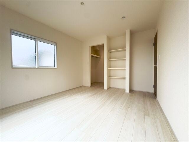 7.5帖洋室:ウォークインクローゼット付きの洋室です。木の優しい肌触りのフローリングがリラックスできる空間を演出しています。