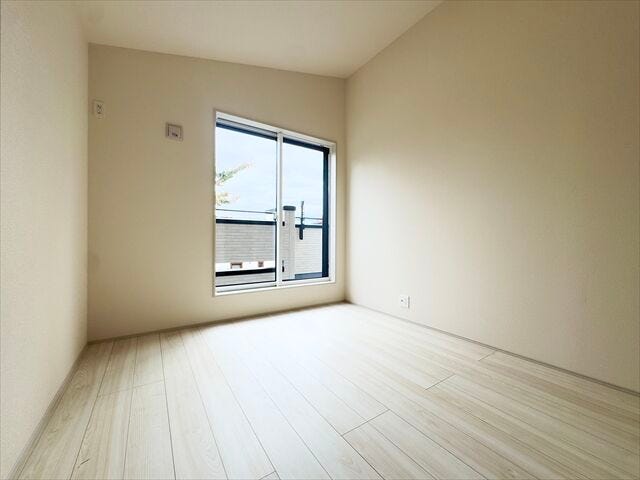 間取り図南側5.2帖洋室:バルコニーへ出入りが可能な洋室です。大きな窓の設置があり、開放感のある空間ですね。