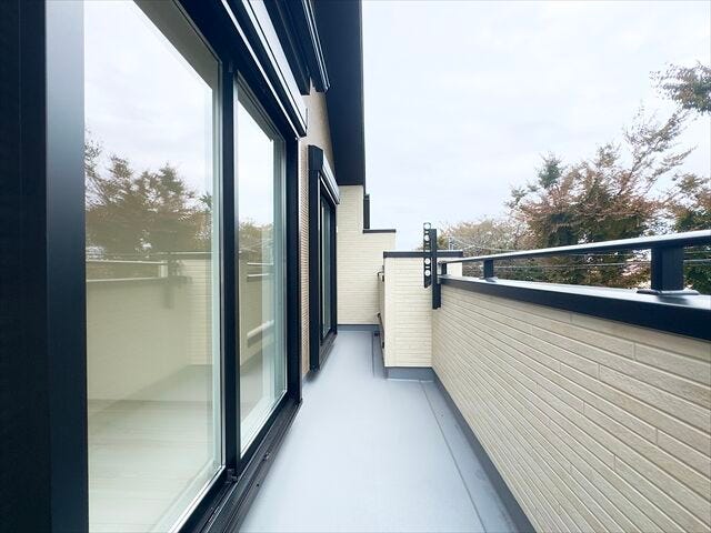 バルコニー:南向きのバルコニーで、晴れた日は気持ちよくお洗濯を干せそうです。2ヶ所の窓から出入りできるので効率よく家事ができそうです。