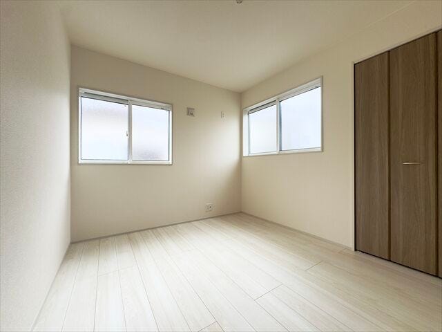 間取り図北側5.2帖洋室:2面採光なので日当たり、風通しともに良好です。北側のお部屋は優しい日差しが入るのでゆったりと読書などを楽しむことができそうです。