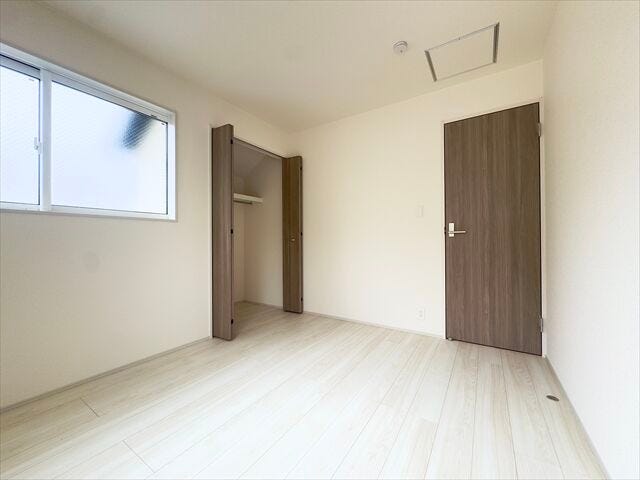 間取り図北側5.2帖洋室:各部屋収納を設けているのですっきりと片付いた室内を保てそうですね。