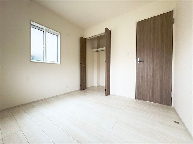 4.5帖洋室:小ぶりなお部屋ですが、収納もしっかりとあるので、お部屋を広く使えます。