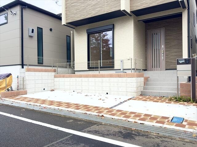 駐車場:舗装された駐車場です。1台停めていただくことが出来ます。