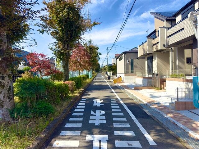 【南側 前面道路】幅員約4mの前面道路です。普通車が1台通れる幅となります。大型車の通行が少ないので、振動や騒音が抑えられます。