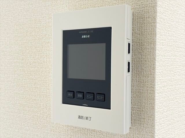モニター付きインターホン:訪問者の顔を確認できるので防犯の効果が高まり暮らしに安心を与えてくれます。