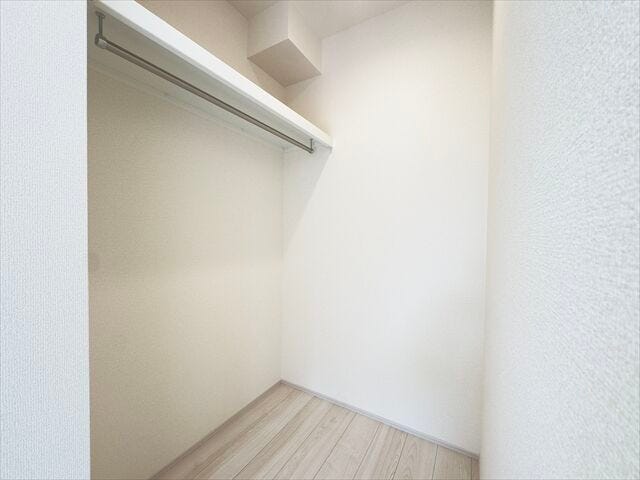 大型のウォークインクローゼットです。ハンガーパイプと枕棚の設置があるので使いやすさアップ!床には衣装ケースを配置する事のできるゆとりもあります。