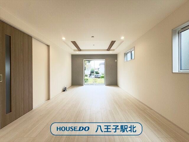 【リビング】
リビング:南向きの大きめの窓を含む2面採光なので日当たり・風通し良好です。ご家族で気持ちよく過ごすことができますね。