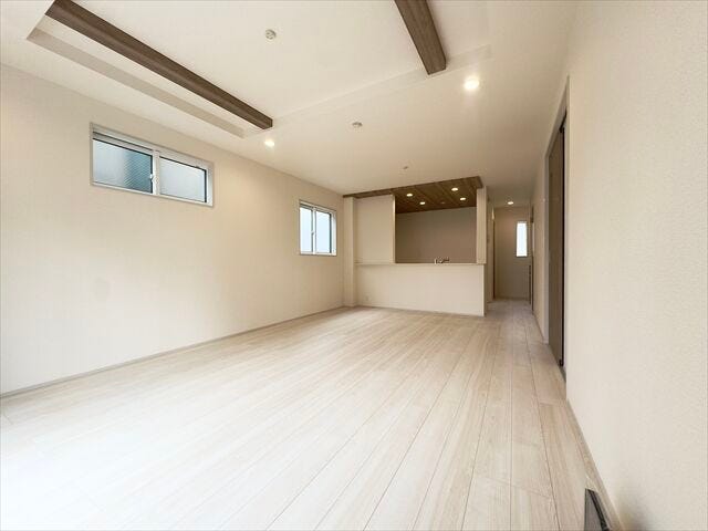 リビング:南向きの広々19帖のLDKなので、毎日明るく爽やかな空間でご家族で過ごしていただけます。カウンターキッチンなのでコミュニケーションも自然と増えます。