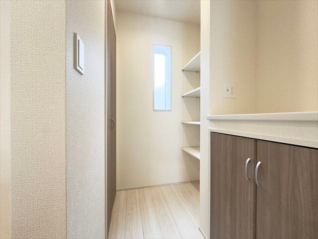 リビング(収納):キッチン横にあるリビング収納です。便利グッズを使って、空間を有効活用して収納スペースをさらに増やすことができそうです。