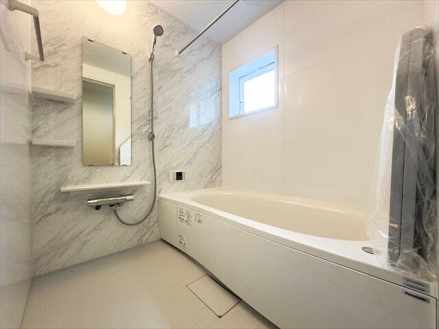 浴室:広めの浴槽なので、お子様とのバスタイムを楽しむことができそうです。一人でのバスタイムでもゆったり過ごすことができ、1日の疲れもしっかり癒すことができそうです。