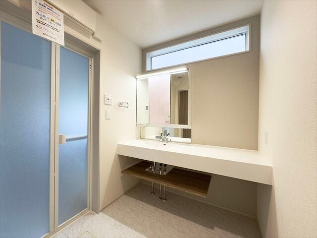 洗面所:洗面台の上には横長の窓があり、日差しが入るので明るい洗面所になっています。開けてこもりがちな湿気も換気することができます。