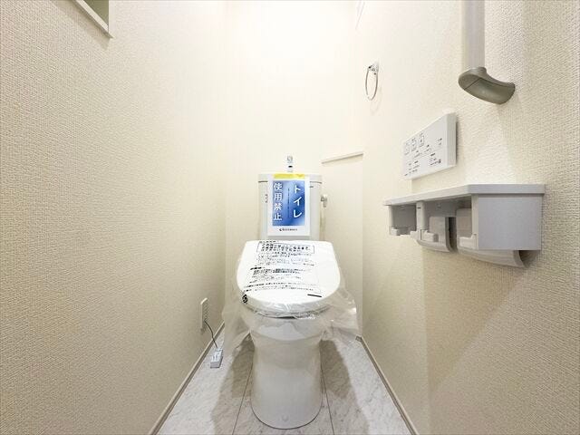トイレ:ホワイトを基調としたシンプルなデザインの清潔感のあるトイレです。手すりがあるので、高齢の方の来客も安心ですね。